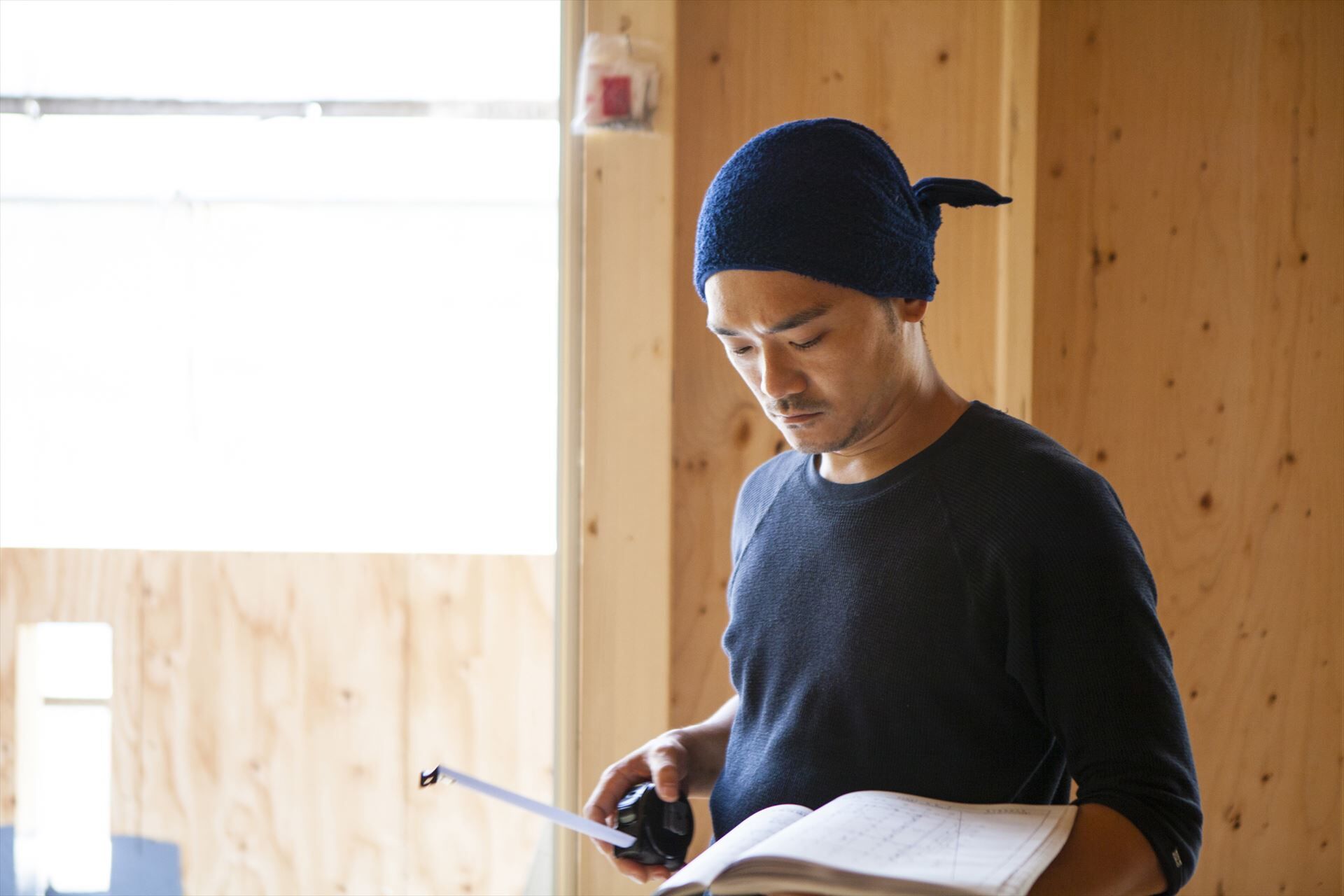 設計図を確認する職人