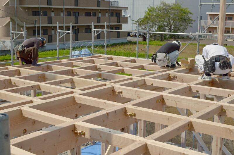 木を組む大工たち.800
