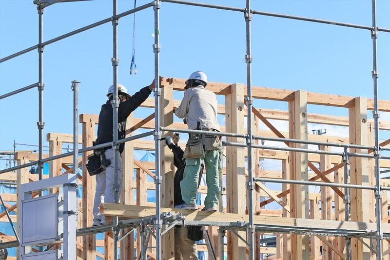 足場で作業する大工.800