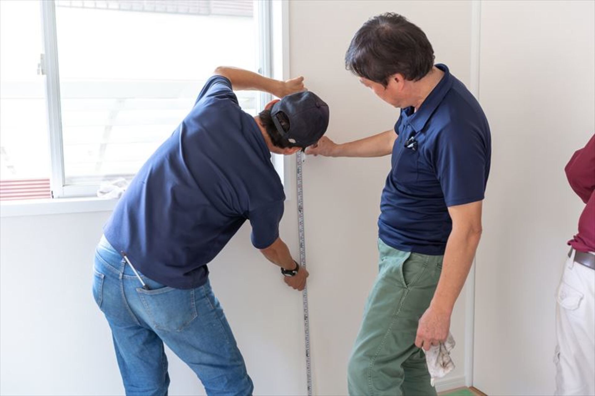 窓の高さを測る職人たち