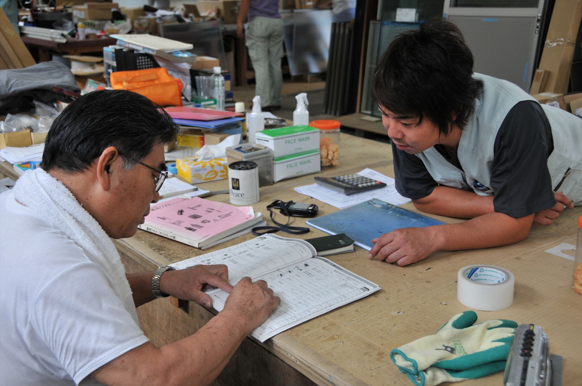 打ち合わせ中の職人