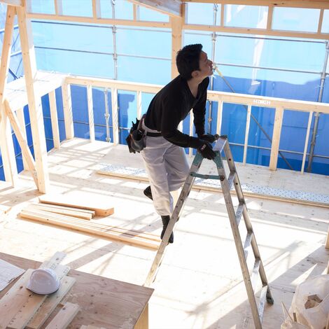 柱の確認をする大工