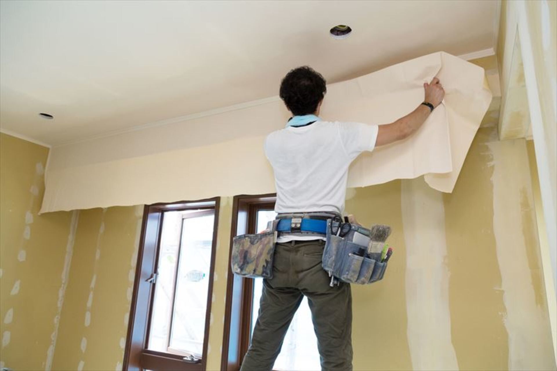 壁紙を貼る職人