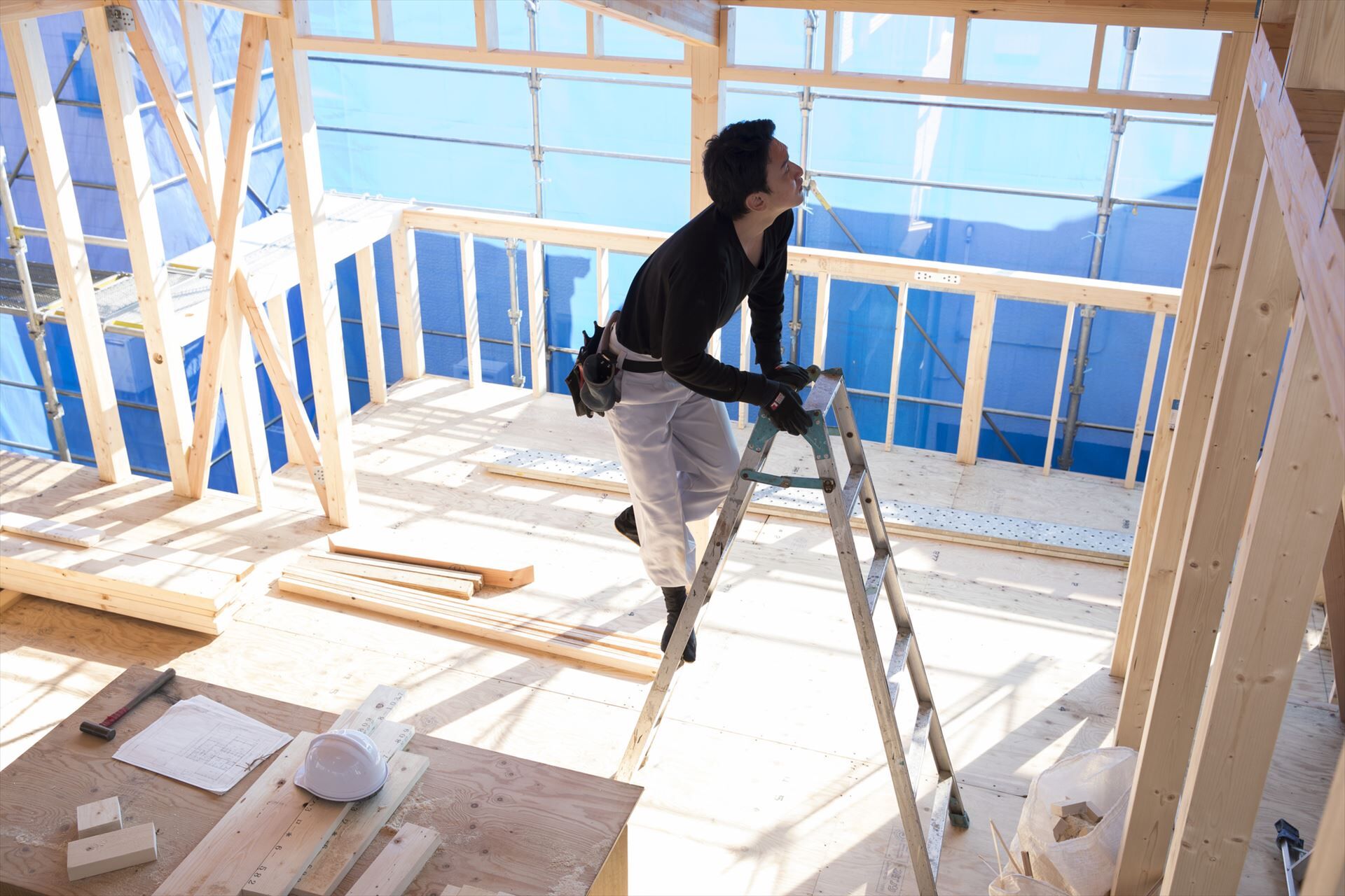 柱の確認をする大工