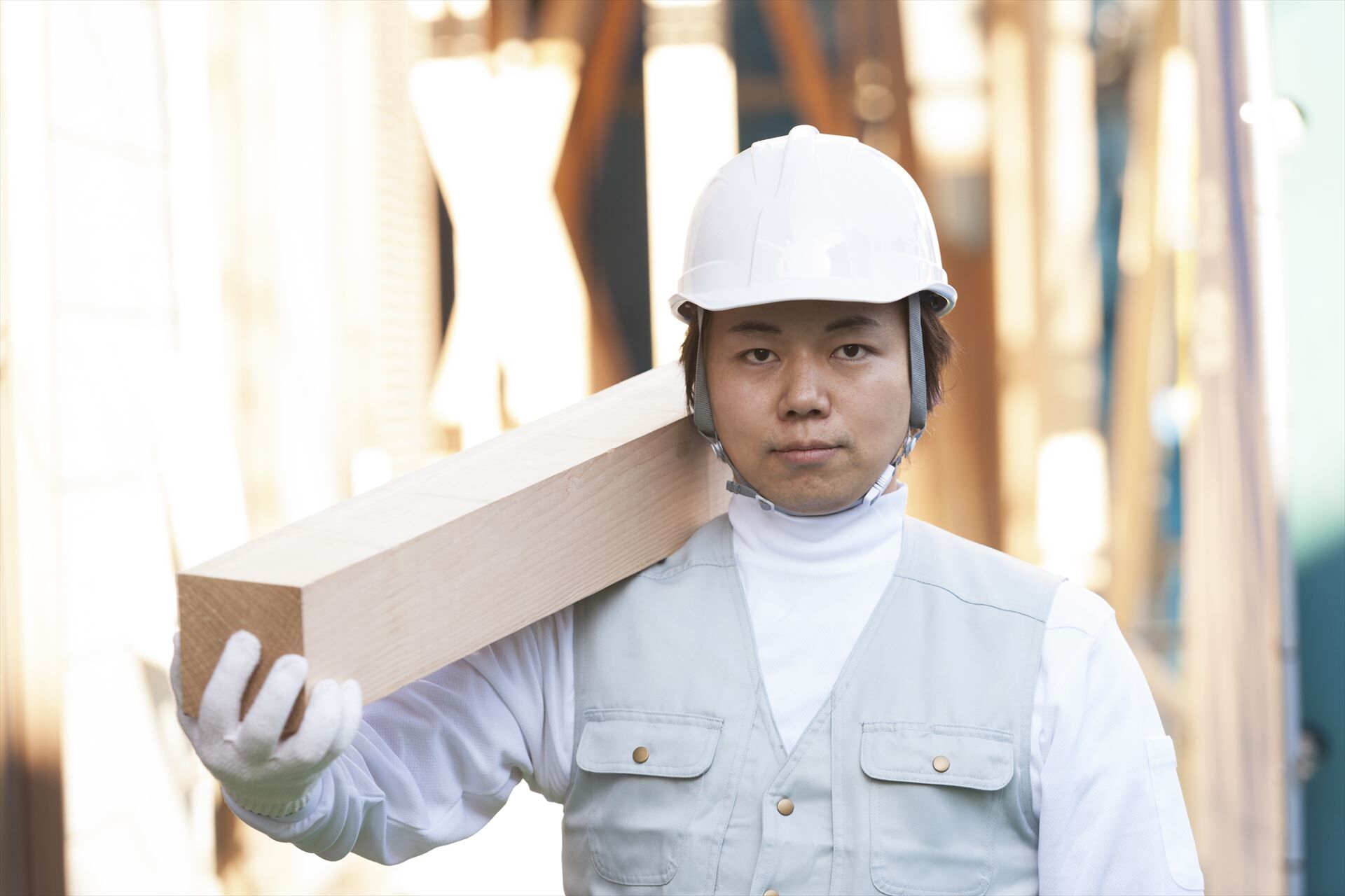木を担ぐ職人